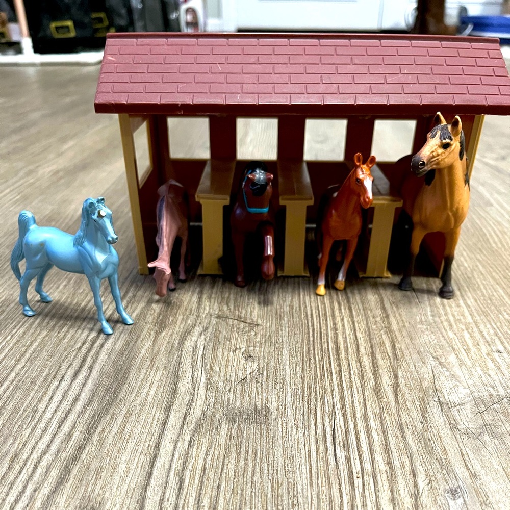 Horse Stable barn with 5 misc horse toy figures